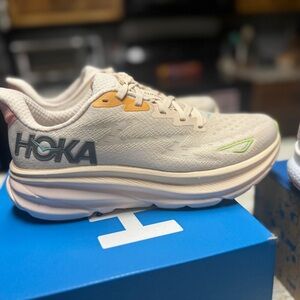 New Women’s Hoka Shoes Size 7.5 Vanilla Clifton 9